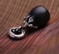 Ole Lynggaard.  Filigran Sweet Drops charm af sterlingsølv med sort onyx