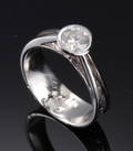 Hvidguldring i 14 kt med brillant 0,72 ct