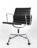 Charles Eames. Kontorstol model EA 117, sort læder