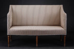 Dansk møbelsnedker. Sofa polstret med stribet betræk