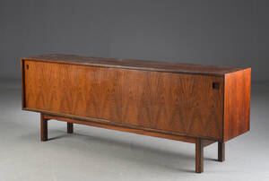 Gunni Omann. Lav skænk af palisander, model 21 