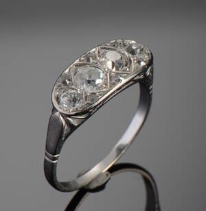 Antik brillantring af platin, ca 0.70 ct Denne vare er sat til omsalg under nyt varenummer 4481956