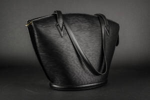 Louis Vuitton. Skuldertaske. Sort epi læder. Model Saint Jacques GM.  Denne vare er sat til omsalg under nyt varenummer 4596291