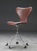 Arne Jacobsen. Kontorstol, model 3117, chokoladefarvet læder