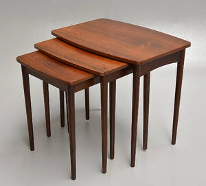 Dansk møbelproducent. Et sæt på tre indskudsborde af fineret palisander. 3
