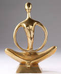 Siddende kvinde. Figur af messing. 1900-tallets anden halvdel