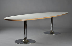 Stort ovalt bord med hvid lamineret plade.