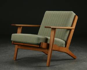 Hans J. Wegner. Lænestol af egetræ model GE-290 