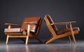 Hans J. Wegner. Par lænestole af eg 2