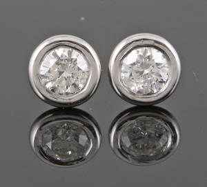 Earrings in 18k gold set with brilliant cut diamonds 0.70 ct 2