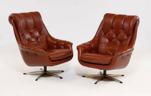 Dansk møbelproducent. Par lænestole med læder. 2 