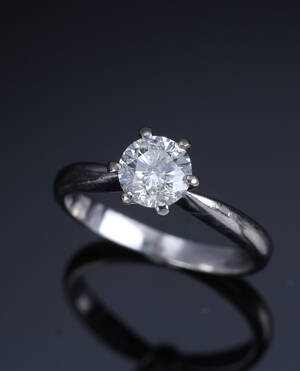 Brillant solitairering af 14 kt. hvidguld på ca. 1.00 ct