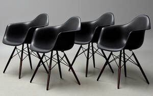 Charles Eames. Et sæt på fire armstole, model DAW. 4