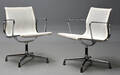 Charles Eames. Et par armstole  kontorstole fra serien Aluminium Group model EA-108 2 