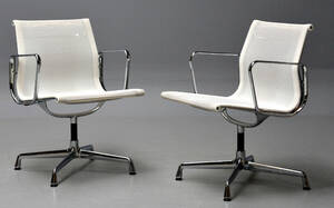 Charles Eames. Et par armstole kontorstole fra serien Aluminium Group model EA-108 2