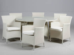 Havemøbler. Seks havestole samt rundt bord, råhvidt polyrattan, aluminium stel. 7
