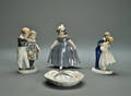 Kgl. P. samt BG. Tre figurer samt et fad af porcelæn 4
