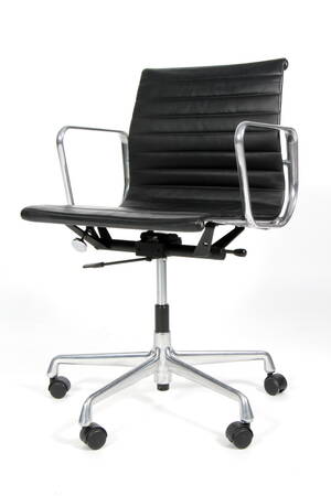 Charles Eames. Kontorstol model EA 117, sort læder