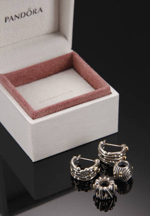 Pandora Jewelry øreringe, samt charms 3