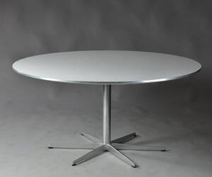  Arne Jacobsen. Cirkulært spisebord 