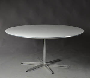  Arne Jacobsen. Cirkulært spisebord 