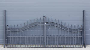 Dobbeltlåget port i sortlakeret aluminium. B. ca. 344 cm 3