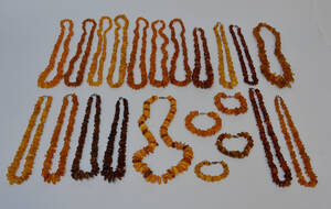 En samling diverse halskæder og armbånd af rav. 22