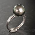Ring, 18 kt Weißgold mit 1 Tahitizuchtperle und Brillanten Diese Ware steht erneut zur Auktion unter der Warennummer 4333103