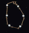 Armband, 18 K samt pärlor, vikt 4,9 gr