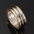 Ring af 14 kt guld og 6 brillantslebne diamanter, i alt ca. 0.06 ct.
