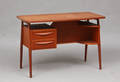 Dansk Møbelproducent. Fritstående skrivebord i teak. 1950erne