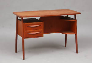 Dansk Møbelproducent. Fritstående skrivebord i teak. 1950erne