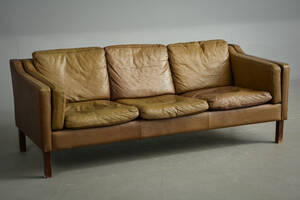 Dansk møbelproducent. Tre-pers. sofa med brun bøffellæder