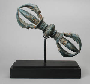 Bronze cakra monteret på sokkel