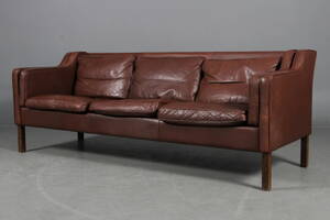 Dansk Møbelproducent. Trepers sofa med brun læder.