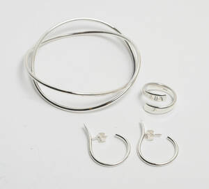 Smykkesæt af sterling sølv, armring, ørestikker og ring