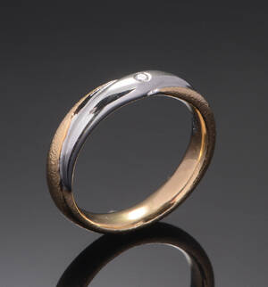Ring af 14 kt tofarvet guld med brillant, ca 0.03 ct