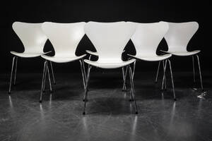 Arne Jacobsen. Sæt på seks stole, model 3107 6