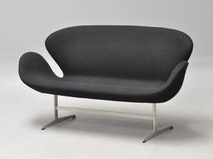 Arne Jacobsen. Svanesofa, model 3321, Sort
