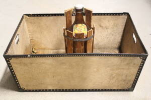 Flaska i träställning och träback