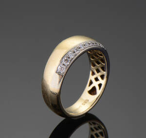Guldring i 14 kt. prydet med brillanter - 0.28 ct.