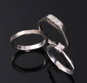 Tre ringe i hvidguld 14 kt med brillanter. 3
