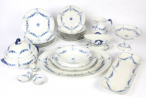 Bing og Grøndahl. Empire servicedele af porcelæn 27 Denne vare er sat til omsalg under nyt varenummer 4473591