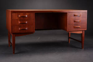 Dansk møbelproducent. Fritstående skrivebord af teaktræ