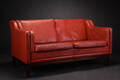 Dansk møbelproducent. To-pers. sofa, rødt læder