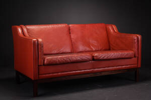 Dansk møbelproducent. To-pers. sofa, rødt læder