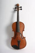 Violin med kasse samt bue.
