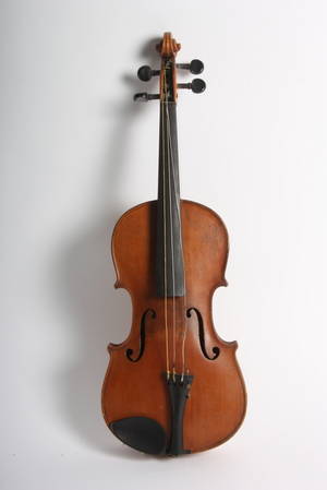 Violin med kasse samt bue.