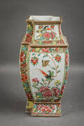 Kinesisk vase polykrom 8-kantet speciel form Denne vare er sat til omsalg under nyt varenummer 4681670