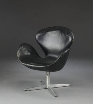 Arne Jacobsen Svanen lænestol, model 3320 - tidlig model med original polstring af patineret læder